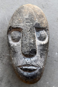 Caillou sculpté en forme de visage brut