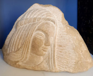 Bas-relief dans une petite pierre tendre d'après une sculpture de Marie en bois
