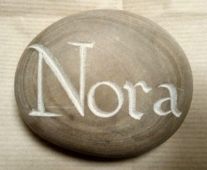 Prénom Nora gravé sur un galet adouci