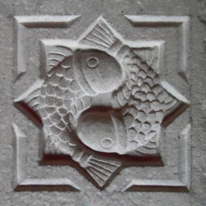 Poissons en pierre inspirés d'un motif arménien