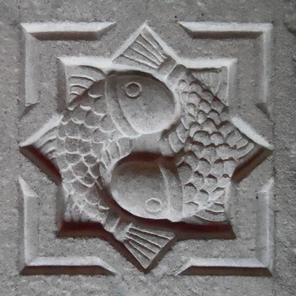 Poissons en pierre inspirés d'un motif arménien