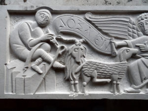partie gauche d'un bas-relief en pierre de Lens représentant l'annonce aux bergers.