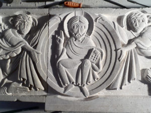 Bas-relief en 2 parties (saint maximin et brouzet rose) représentant l'Ascension du Christ. 2 anges tiennent la mandorle dans laquelle il est assis et fait un signe de bénédiction.