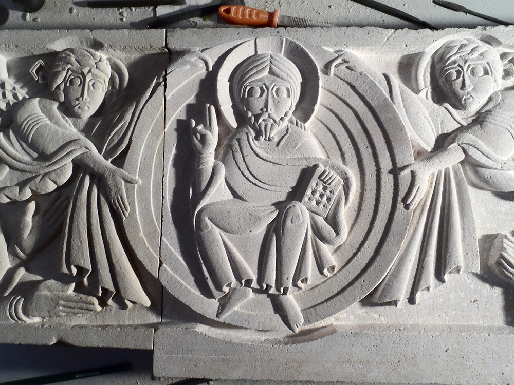Bas-relief en 2 parties (saint maximin et brouzet rose) représentant l'Ascension du Christ. 2 anges tiennent la mandorle dans laquelle il est assis et fait un signe de bénédiction.
