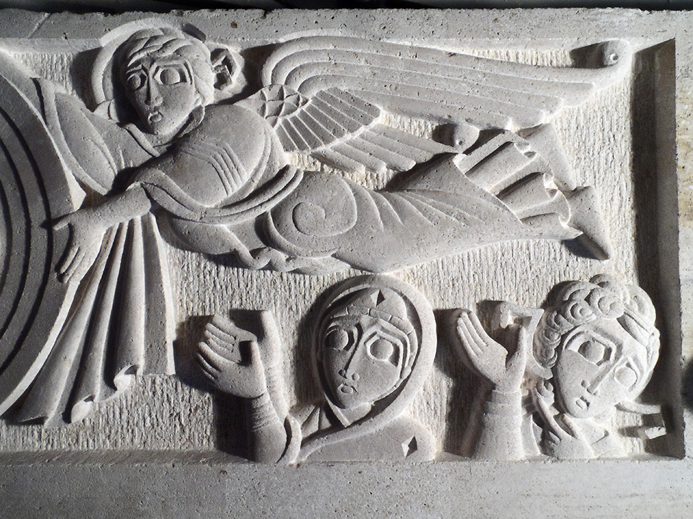 Partie droite du bas-relief en brouzet de l'ascension. On y voit un ange tenant la mandorle et les bustes de la mère de Dieu et d'un autre ange en bas.
