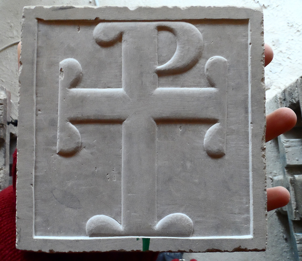 Petite croix en relief sur un carré de tavel jaune