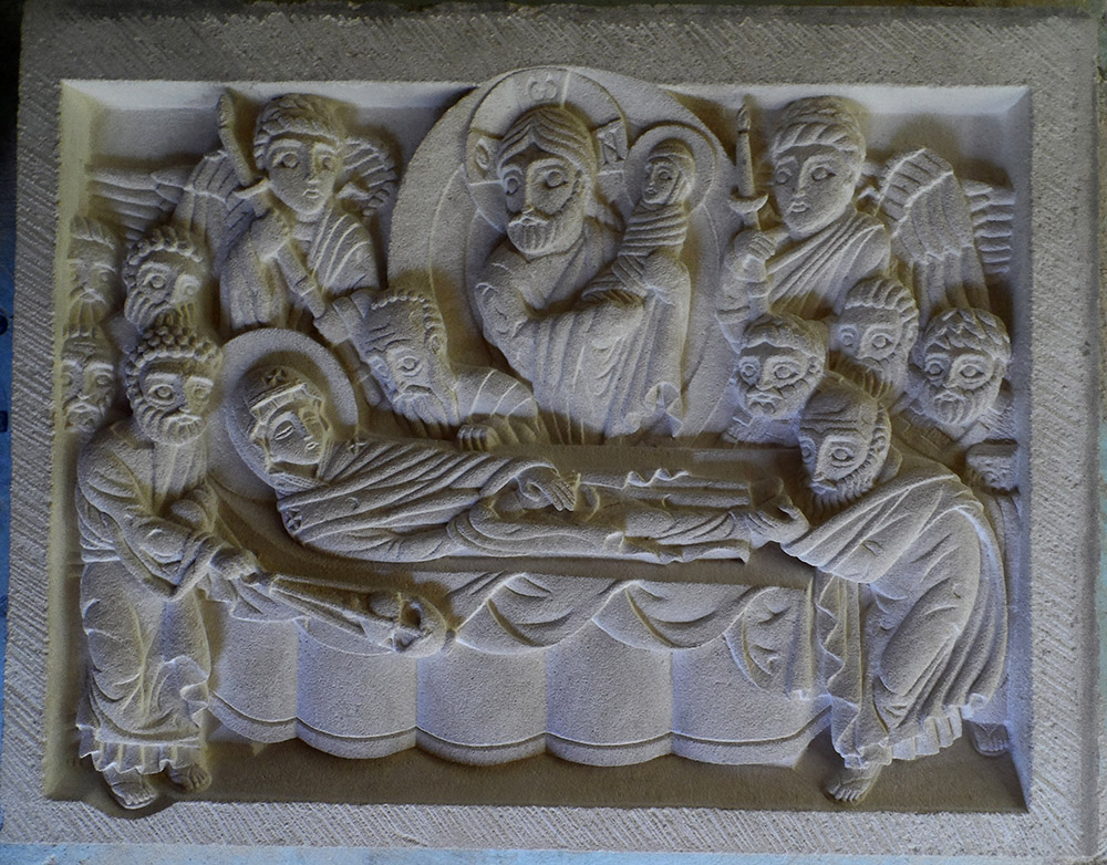 Bas-relief en saint maximin représentant l'assomption ou dormition de Marie, la Mère de Dieu. La représentation est inspirée de l'iconographie orthodoxe.
