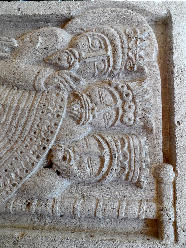 Reprise des visages sur un bas-relief représentant un ange avertissant les rois mages de ne pas retourner voir Hérode.