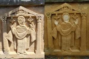 Visage et mains resculptés sur un bas-relief représentant la protection de la Mère de Dieu