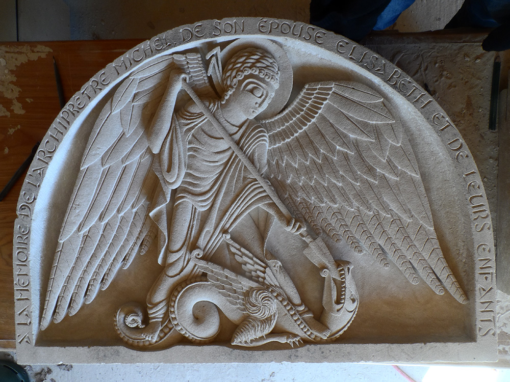 Moyen-relief de l'archange Michel terrassant le dragon