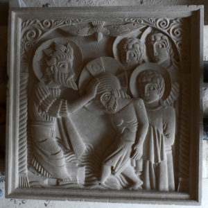 Moyen-relief représentant le baptême du Christ d'après l'iconographie orthodoxe. On y voit saint Jean Baptiste à côté du Christ, 3 anges derrière ce dernier et l'Esprit Saint "sous forme d'une colombe".