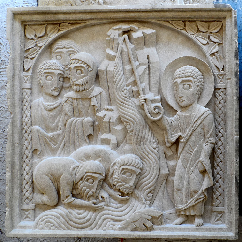 Moyen-relief représentant Moïse purifiant une source amère jaillissant d'un rocher en la frappant avec son bâton. Des israélites boivent et d'autres attendent derrière eux.