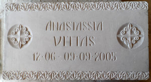 Plaque funéraire en calcaire tendre avec lettres et gravure ornementale