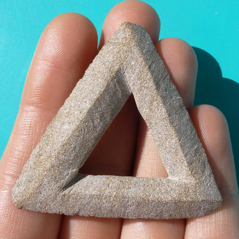 Triangle de Penrose sculpté (grès rouge, 2020)