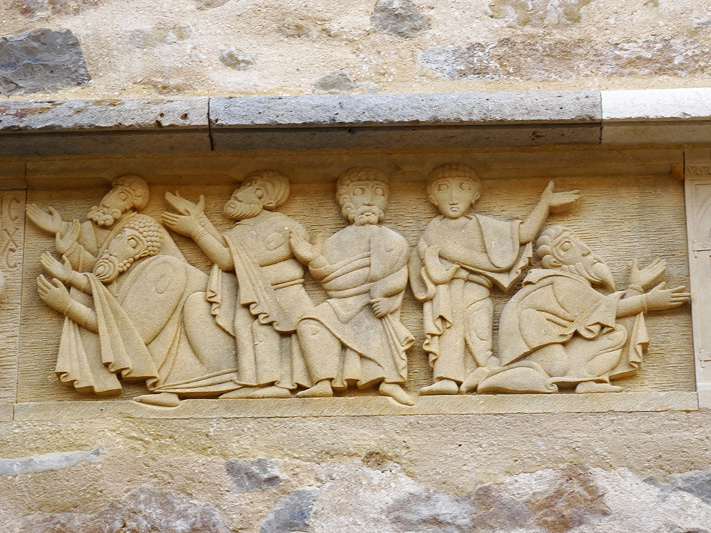 Bas-relief-calcaire-dordogne-disciple-du-christ-transition-scenes
