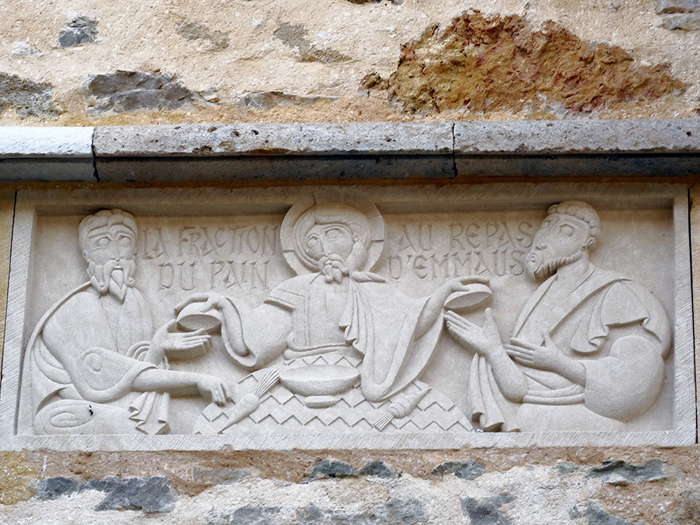 Bas-relief en calcaire de saint-Maximin représentant le Christ ressuscité reconnu par ses disciples lors de la fraction du pain
