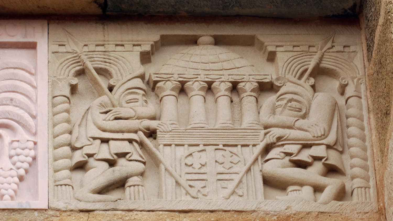 Bas-relief en calcaire de saint Maximin représentant les gardes endormis devant le tombeau du Christ