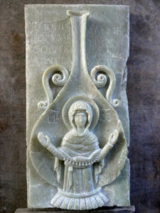 Vase contenant la manne (bas-relief en stéatite)