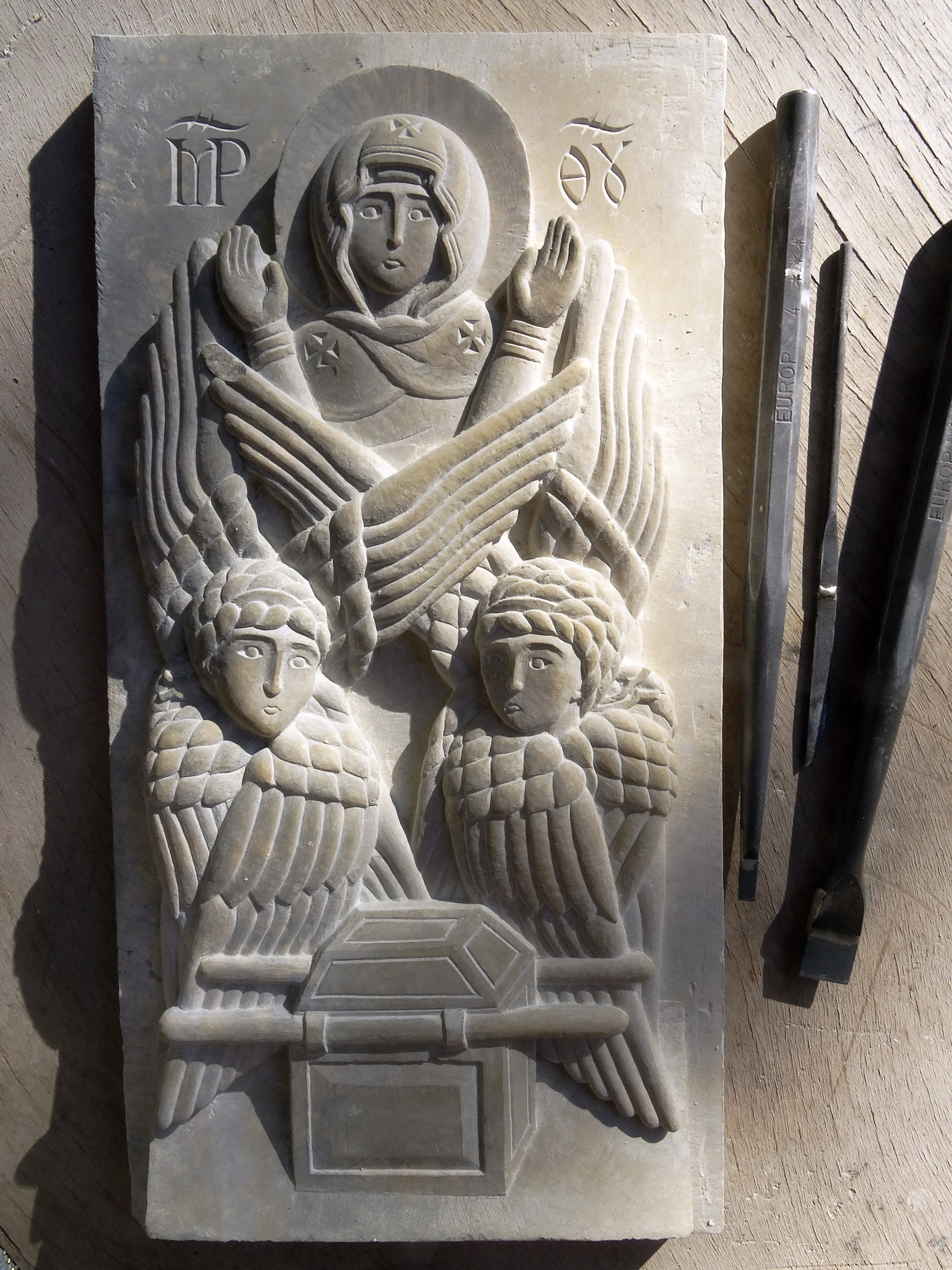 Bas-relief arche d'alliance mère de Dieu séraphins calcaire marbrier