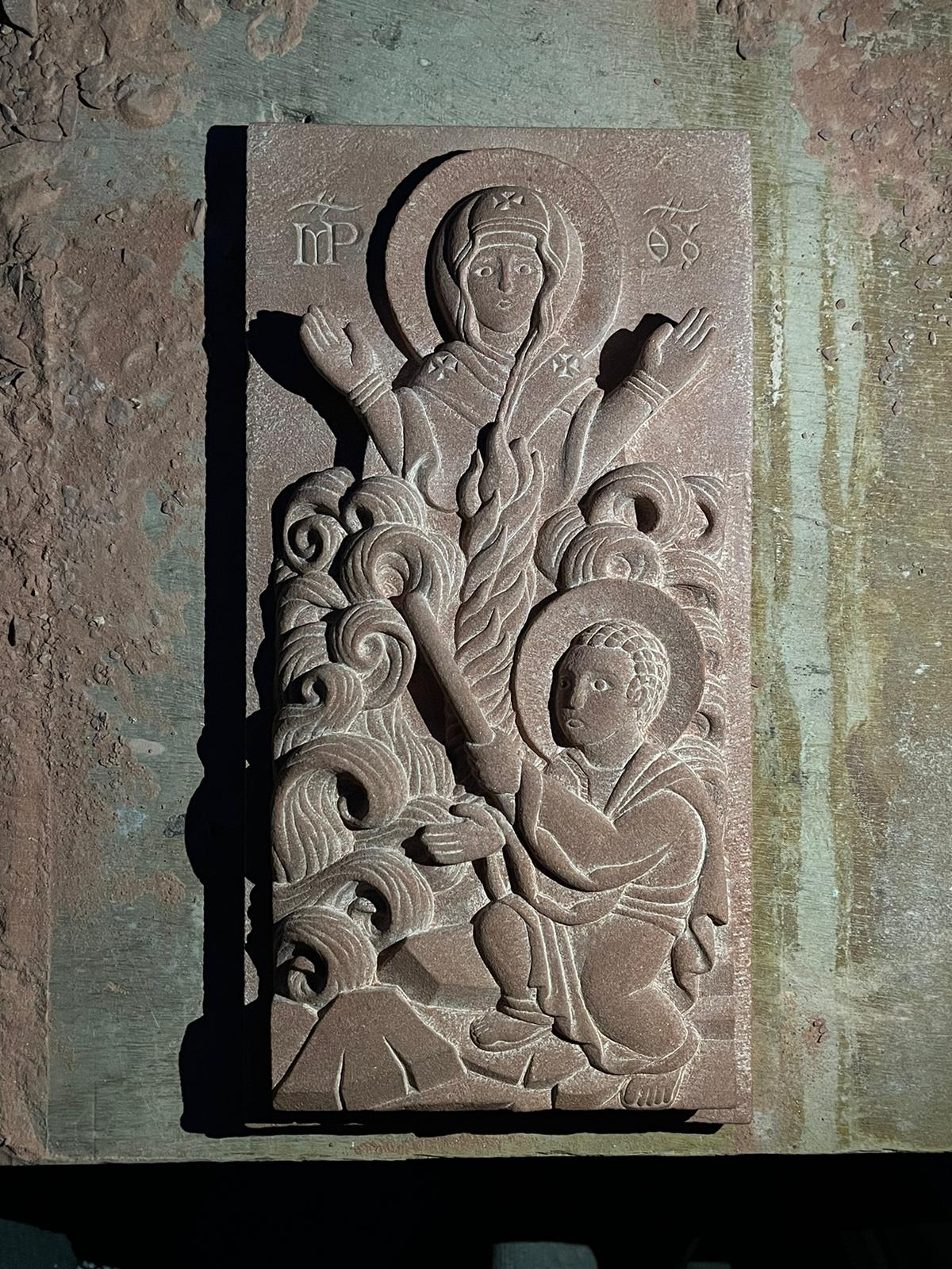 Bas-relief représentant Moïse et l'ouverture de la mer Rouge, la colonne de feu et la mère de Dieu.