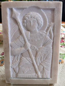 Bas-relief en marbre rose représentant saint Georges