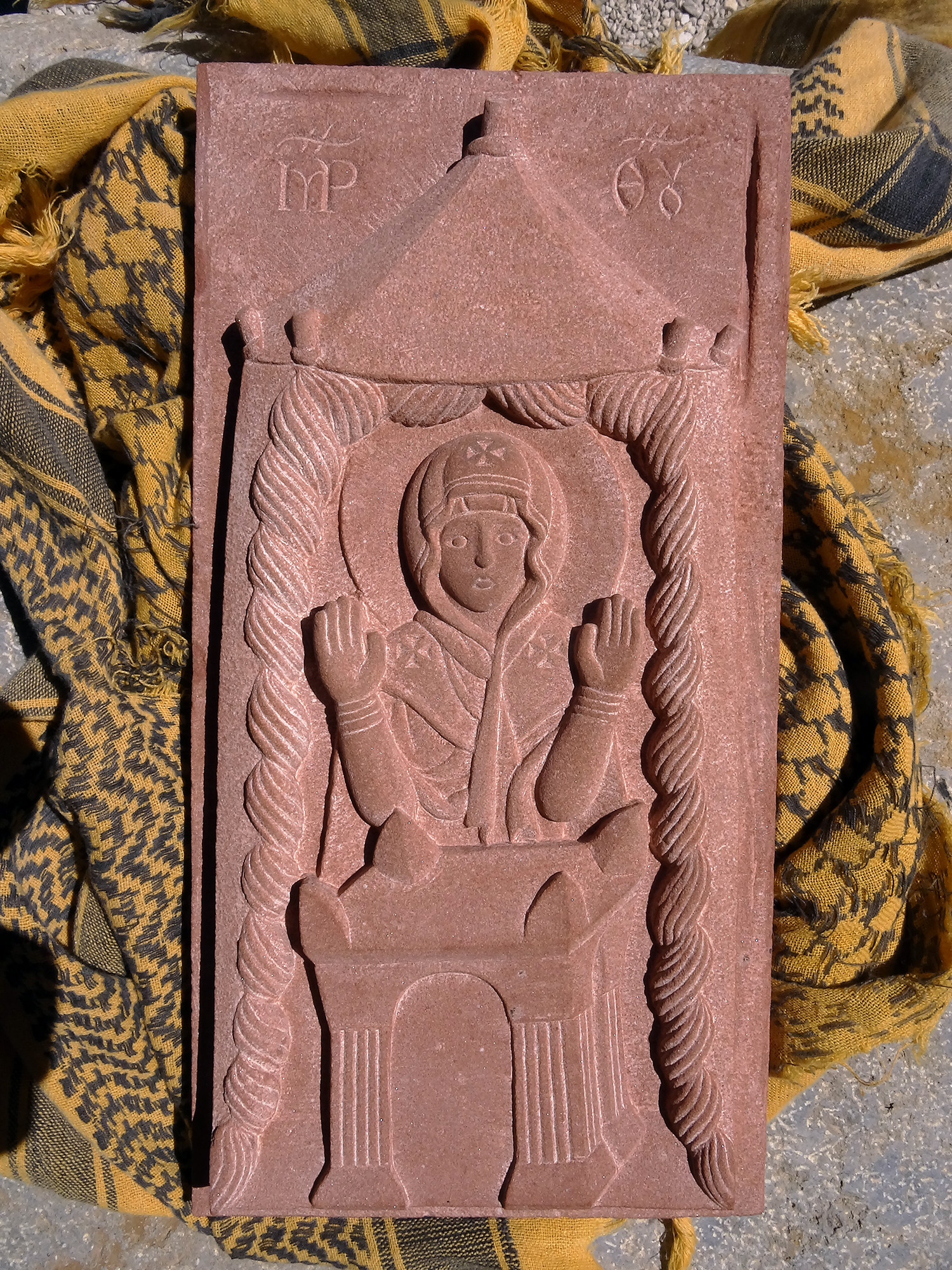 Bas-relief en grès du Rajasthan représentant le Tabernacle décrit par Dieu à Moïse, l'autel dans celui-ci et la mère de Dieu.
